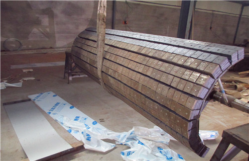 濕式磁選機，如何防止大塊礦石隨礦漿進入濕式磁選機？_工作原理_釩鈦鐵礦如何防止大塊礦石隨礦漿進入濕式磁選機？型號參數(shù)及磁場強度 