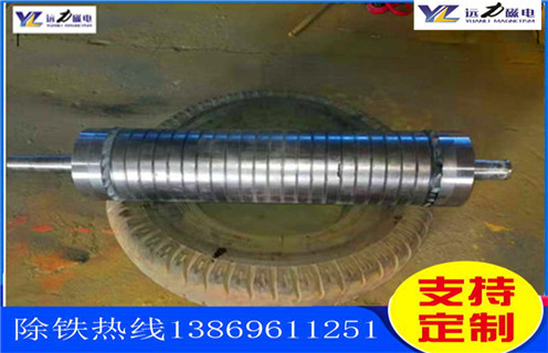 石英砂除鐵磁選機的性能特點_釩鈦鐵礦石英砂除鐵磁選機的性能特點型號參數(shù)及磁場強度，石英砂除鐵磁選機按磁場的強度分強磁除鐵機和低磁除鐵機，強磁除鐵機的磁場強度在12000高斯到15000高斯之間，低磁除鐵機的磁場強度在3000高斯左右。不同的礦物的則需要不同的選礦設(shè)備，結(jié)構(gòu)性質(zhì)的不同來選擇不同的磁場。遠(yuǎn)力磁電的磁選設(shè)備型號齊全，規(guī)格標(biāo)準(zhǔn)，質(zhì)量可靠，是廣大礦山公司的理想合作伙伴。 一、石英砂除鐵磁選機的性能特點_釩鈦鐵礦石英砂除鐵磁選機的性能特點型號參數(shù)及磁場強度 石英砂除鐵磁選機是一種永磁除鐵器，采用超強稀土永磁釹鐵硼作為磁源，磁笥能穩(wěn)定，磁路設(shè)計獨特，此除鐵器磁力強，磁場梯度高，吸力遠(yuǎn)大于國標(biāo)除鐵器;具有自動糾偏功能的腰鼓形滾筒，全密封鑄鋼軸承座，保證除鐵器在各種惡劣環(huán)境下長期無故障工作。其廣泛應(yīng)用于煤礦、碼頭、火力發(fā)電、水泥、建材等行業(yè)。 二、石英砂除鐵磁選機的性能特點_釩鈦鐵礦石英砂除鐵磁選機的性能特點型號參數(shù)及磁場強度性能特點: 1、采用計算機模擬磁路設(shè)計，磁場分布不合理，透磁深度大。 2、除鐵器本體比電磁除鐵器簡化，不需勵磁電源，不需冷卻系統(tǒng)。 3、省電節(jié)能，故障率低。 4、操作簡單，運行安全可靠