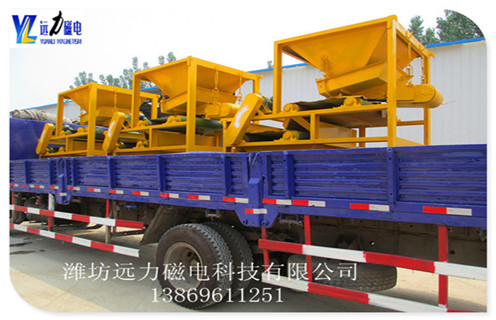 　2.干式高磁場磁選機(jī)的磁力線     干磁磁選機(jī)磁力線幾乎全部四種鐵素體,磁場等級無變化,鐵礦石滾動效果差,進(jìn)一步導(dǎo)致磁選機(jī)運行礦山.逃跑的不僅是資源,而且是硬賺錢的投資者.我廠生產(chǎn)的專利干式磁選機(jī)全部采用當(dāng)今磁性能最好的NdFeB作為磁源.  　　2.1NdFeB具有高磁場,最高單磁場可達(dá)到5000高斯磁場,是一種磁鐵可以設(shè)計達(dá)到磁強(qiáng)度,不需要多疊層.高磁場保證了第一次高回收率,強(qiáng)大穩(wěn)定的磁源,使鐵礦石在干法回收過程中的回收率超過95%;  　  2.2磁穩(wěn)定性,在惡劣的工作環(huán)境下保持磁力的長期穩(wěn)定性,在室溫10年內(nèi)磁退磁不超過5%.  　　2.3開放運動復(fù)合磁性系統(tǒng)的磁性系統(tǒng),多層分選,增加分選過程中的磁性反演強(qiáng)度和速度,逐步降低既能保證高鐵回收率又能增加鐵礦石的品位.而且不粘管,不包裹,具有產(chǎn)量高,分選效果好的靜電.回收不僅是資源,而且是投資者的利潤.