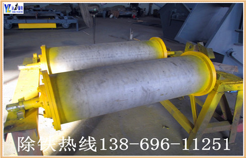 1.干式永磁滾筒采用人民共和國機(jī)械工業(yè)標(biāo)準(zhǔn)“JB / 7895-1999”,采用稀土復(fù)合磁性系統(tǒng),并采用高強(qiáng)度膠(J-39)粘結(jié)和環(huán)氧灌注,磁性表面用不銹鋼加強(qiáng)膠膠掛膠,不脫落.氣缸兩端的密封墊圈涂有塑料密封,確保無水;整體采用先進(jìn)的技術(shù)和合理的結(jié)構(gòu).經(jīng)過特殊設(shè)計,使的磁場強(qiáng)度分布更為合理,分選效果更明顯. 　　2.此碎鋼磁選機(jī)永磁筒體機(jī)身通過特殊設(shè)計,不易堵塞材料,運行材料.通過半逆流類型.