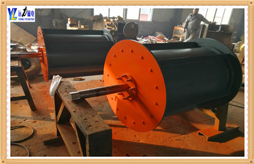 　　1.廢鋼磁選機-鋼渣磁選機的概述  　　專門設(shè)計用于廢鋼、鋼渣選鐵、廢舊金屬選鐵，直接還原鐵廠選鐵，鑄造車間選鐵等各種冶金渣選鐵。  　　2.廢鋼磁選機-鋼渣磁選機的技術(shù)特點  　　2.1.采用上吸式安裝方式，吸起大塊鐵件