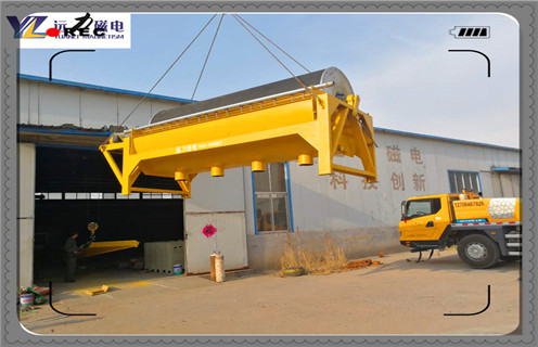 　　干式永磁高梯度磁選機(jī)，該機(jī)有內(nèi)外兩個(gè)永磁磁系，兩磁系之間的分選間隙可以調(diào)節(jié)。工作時(shí)，經(jīng)過(guò)葉輪分散的干燥物料隨葉輪風(fēng)力帶人磁選機(jī)的分選空間，非磁性物隨自身的軌跡拋落出去，磁性物吸附于鋼板網(wǎng)介質(zhì)上，隨介質(zhì)轉(zhuǎn)動(dòng)離開(kāi)分選空間并在磁介質(zhì)的振動(dòng)下脫落。機(jī)械振動(dòng)能提高物料分選精度，筒式可以避免物料的機(jī)械夾雜。該機(jī)用于鉀長(zhǎng)石除鐵時(shí)。給料粒度為-0.045mm，經(jīng)分選后含F(xiàn)e2O3含量從0.27%降至0.18%，除鐵效果明顯。  　　一、干式永磁高梯度磁選機(jī)磁化系數(shù)  　　1、礦粒物理性質(zhì)(礦粒大小、比磁化系數(shù))已定的情況下，取決于礦粒所在位置的磁場(chǎng)梯度。磁場(chǎng)梯度簡(jiǎn)單說(shuō)是表征磁場(chǎng)均勻度的物理量，梯度越高磁場(chǎng)變化越劇烈，礦粒兩端所受背景場(chǎng)變化越大。  　　2、從而使得礦粒兩端的感應(yīng)場(chǎng)差值就越大，貴州高梯度磁選機(jī)，貴州高梯度磁選機(jī)，貴州高梯度磁選機(jī)，礦粒所受的磁場(chǎng)力也就也大。  　　3、這就是為什么現(xiàn)在市面上設(shè)備動(dòng)不動(dòng)就說(shuō)是高梯度磁選機(jī)的原因。以上有點(diǎn)類似于電傷人是電壓傷人還是電流傷人的問(wèn)題。所以能否構(gòu)建高梯度磁場(chǎng)才是決定強(qiáng)磁除鐵器“成敗”的關(guān)鍵所在!